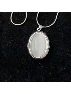 Silver Oval Pendant Necklace